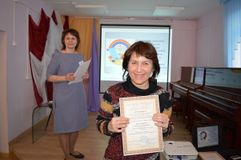 Вручение сертификатов. Болдырева О.В., Помогайбина Елена Александровна, преподаватель художественных дисциплин МБУ ДО «ДШИ №48» г.Архангельск