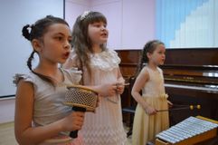 Вокальный ансамбль: Аллахвердиева Е., Панфилова В., Маслинская О. 1 класс