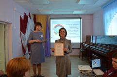 Вручение сертификатов. Болдырева О.В., Добринская О.А. преподаватель МБУ ДО «Приморская ДШИ» п. Катунино