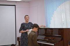 Шостенко Оксана Вячеславовна, преподаватель фортепиано ГБУ ДО АО «Детская музыкальная школа №1 Баренцева региона» г. Архангельск. Тема: «Особенности работы с незрячими детьми в классе фортепиано»