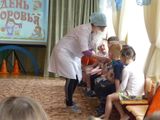 Доктор Айболит осматривает детей