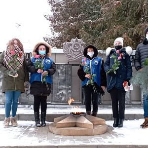 Участие в возложении цветов к памятнику воинам – знаменцам, погибшим во время Великой Отечественной войны.