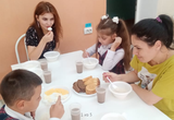 Родители вместе с детьми пробуют блюда меню школьного питания