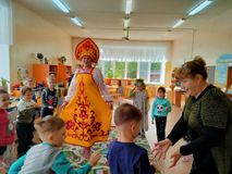 Игра "У кого осталось яблоко в руках, выполни задание"