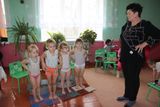 Выполнение развивающих упражнений на массажном коврике
