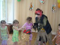 Одиноко Бабке Ёжке. Рядом с ней – сова да кошки, И не радуют её Даже курьи ножки.
