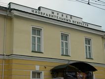 Монтаж декоративной конструкции на главном фасаде здания Музея ИЗО