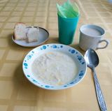 Завтрак. Суп молочный с макаронными изделиями. Кофейный напиток с молоком. Бутерброд с маслом.