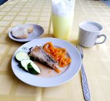 Завтрак. Рыба тушённая с овощами. Бутерброд с маслом. Какао с молоком.