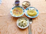 Обед. Салат посезону. Суп картофельный с мясными фрикадельками. Сельдь с луком. Пюре картофельное. Компот из сушённых фруктов. Хлеб пшеничный и ржаной.