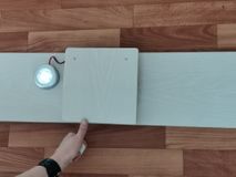 Пособие для фиксирования сгибания и разгибания рук в упоре лежа на полу