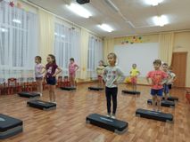 .  Аэробика – это система физических упражнений, энергообеспечение которых осуществляется за счёт использования кислорода. Для достижения положительного эффекта продолжительность выполнения аэробных упражнений должна быть не менее 20 – 30 мин. 