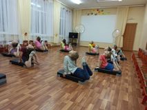 На занятиях дети учатся не только красиво двигаться, преодолевая трудности образовательного процесса, но и развиваются духовно, эмоционально, физически, интеллектуально, приобретают навыки грациозных движений, участвуют в концертных выступлениях, учатся а