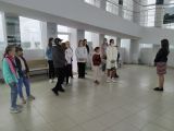 Экскурсовод рассказывает об истории создания корпуса