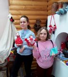 Куряева М. и Маркина К. позируют с понравившимися куклами