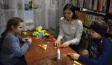 Колмагорова И.М. проводит с детьми мастер-класс по изготовлению праздничных сувениров