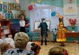ведущая праздника (Калугина К.) помогла встретиться королеве Осени (Шитова Н.) со старичком-лесовичком (Фадеев К.)