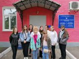 Участники экскурсии перед входом в музей