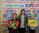Конкурсанты и их наставник со своими работами
