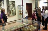 Ковалева В.В. знакомит экскурсантов с видами декоративно-прикладного искусства