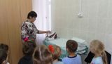 прачка Янкина Надежда Ивановна знакомит детей со свои рабочим местом и оборудованием