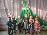 1 младшая группа поздравляет своих мамочек открытками.