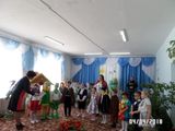 Юные актеры принимают заслуженные поздравления от главного специалиста по дошкольному образованию Тимоновой А.М.