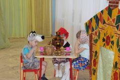 Средняя группа №5 сказка "Красная шапочка на новый лад"