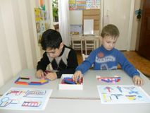 Выкладывание фигур из цветных палочек, развитие мелкой моторики