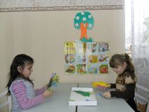 Разноцветные прищепки, развитие моторики