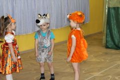 Средняя группа №5 сказка "Красная шапочка на новый лад"