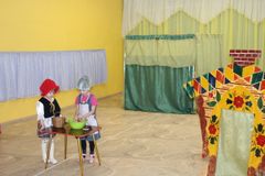 Средняя группа №5 сказка "Красная шапочка на новый лад"