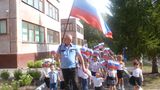 Шествие с флагами вокруг детского сада