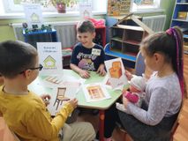 Дизайнер помогает семье выбрать новую мебель 