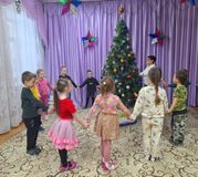 Загадывание заветных желаний у ёлочки с рождественской звездой! Слушание музыкальных произведений "Новогодний хоровод", "Новогодняя полечка"