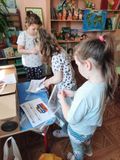 Девочки из подгот.гр. принимают участие в оформлении посылок на СВО