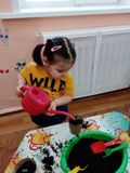 Поливаем рассаду.