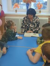 Библиотекарь Кондакова Людмила Кимовна читает рассказ Н.Носова "Живая шляпа"