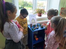 Семья выбирает мебель от дизайнера