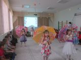 Танец с зонтиками танцуют девочки подготовительной  гр №3