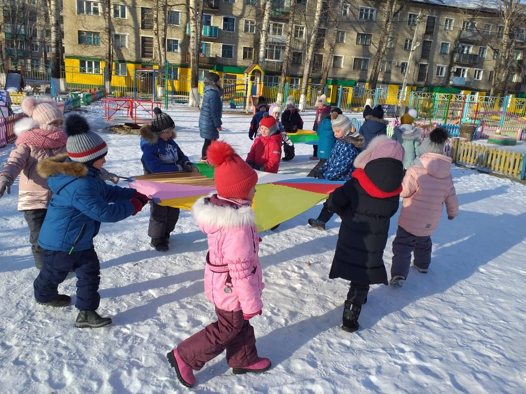 Зимняя подвижная игра для подготовительной группы. Сценарий зимнего развлечения на улице в средней группе. 23 Февраля на улице в детском саду сценарий зимой.