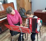 преподаватель Камышинского колледжа искусств  Паренченкова Н.П. проводит мастер-класс с учащейся 2 класса Лиманской Полиной