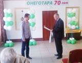 Директор Черкасов И.О. вручает Скрыникову И.С. благодарственное письмо и памятный подарок