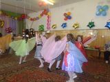 Девочки танцуют танец бабочек