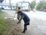 Воспитатели: Баранова А.П. и Кяльгина Т.П. убирают прилигающию  к детскому саду территорию  