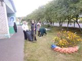 Воспитатели убирают территорию детского сада