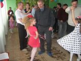 Дети учат пап танцевать.
