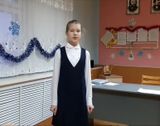 учащаяся 3 класса Глухова Полина читает стихотворение "Память... на фотографии в газете.."