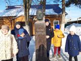 Группа учащихся около знаменитого Дома-музея им. М. П Девятаева