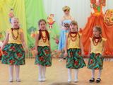 Вокальная группа «Листопад» МДОУ «Детский сад № 104» исполнила песню «Разноцветная пора»